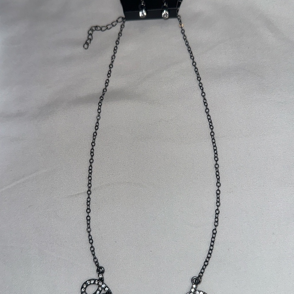 Elegant Silver Necklace with White Accents - Picture 4 of 4